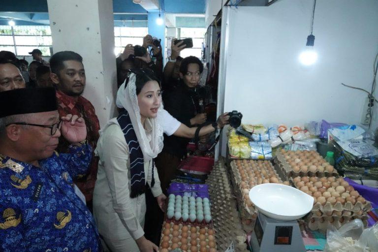 Momen-Wamendag-RI-Menyapa-Pedagang-Pasar-Pandu-Banjarmasin-dan-Menyerahkan-Bantuan-Timbangan-Elektronik